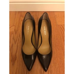 Classic black pointy pumps